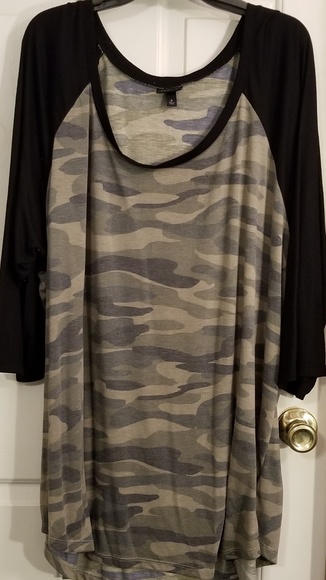 torrid Tops - Torrid camo and black 3/4 length sleeve, raglan te